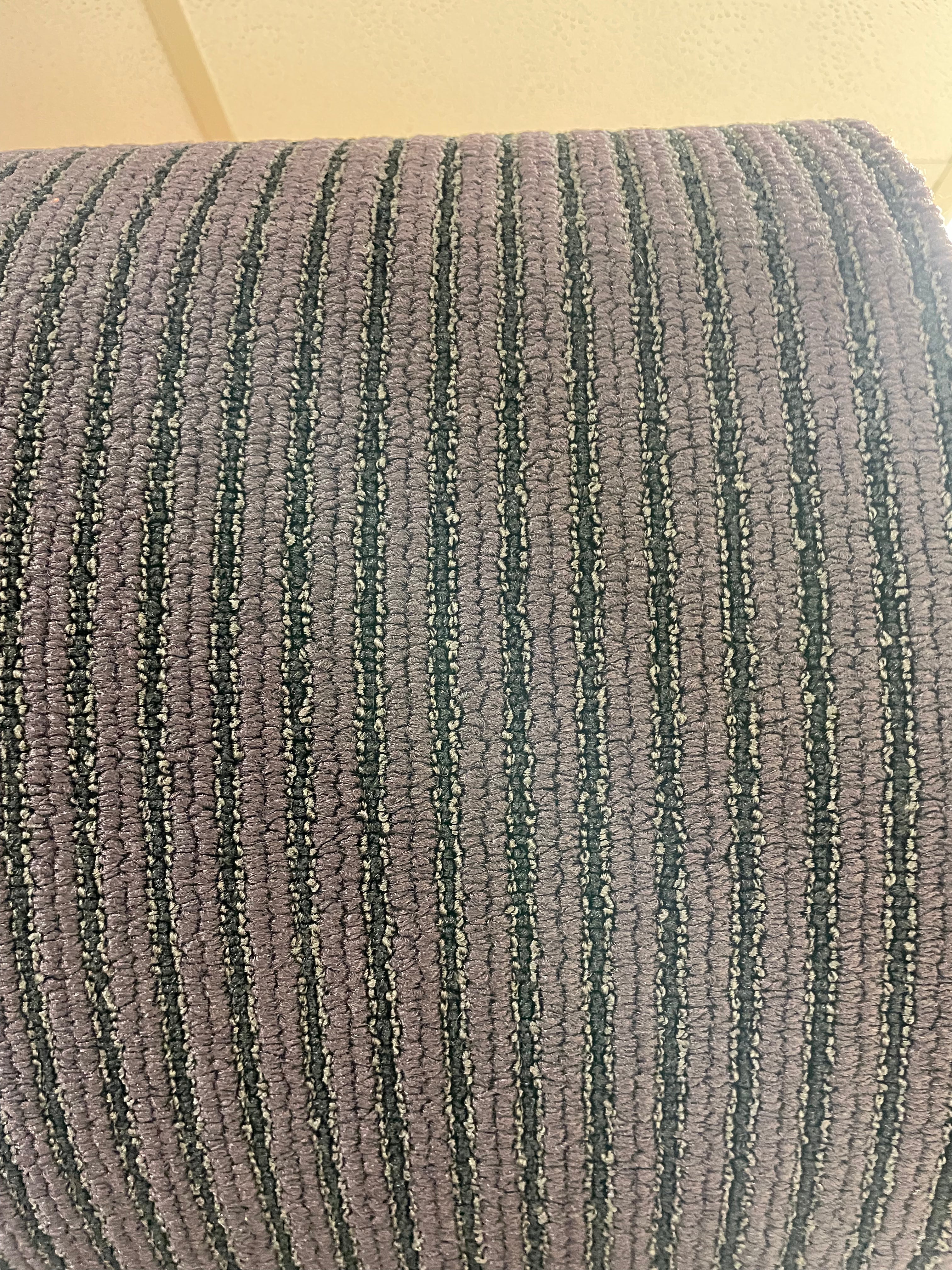 Actie Tapijt Blauw met Zwarte Strepen Projectkwaliteit 400cm Breed