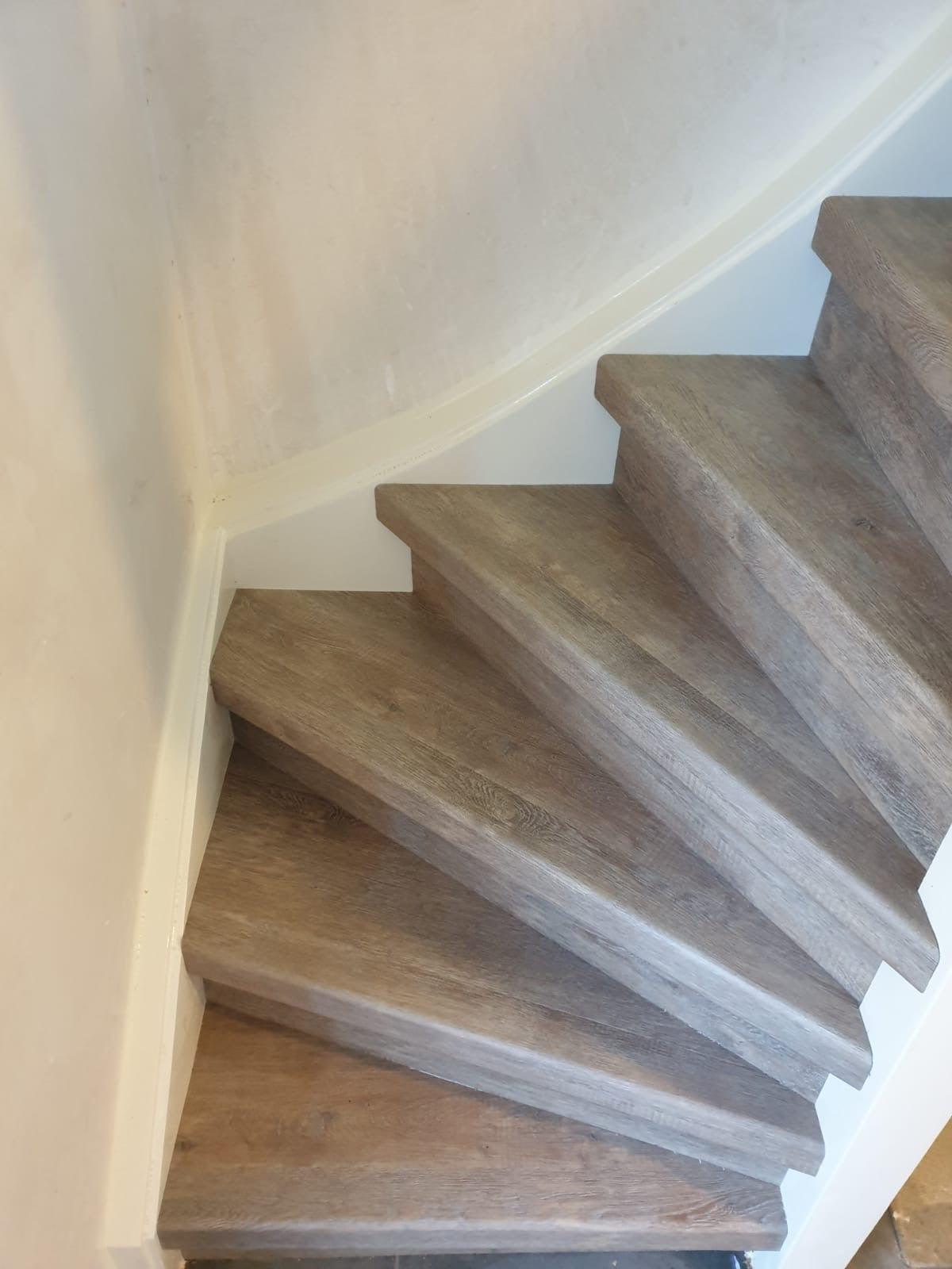 PVC Traprenovatie Easy Stairs Traptrede 52 River Oak Dark - 140 x 62 cm (voor 2 treden) - Harman Vloeren Amsterdam